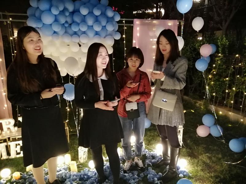 公司員工生日會(huì )布置現場(chǎng)圖片