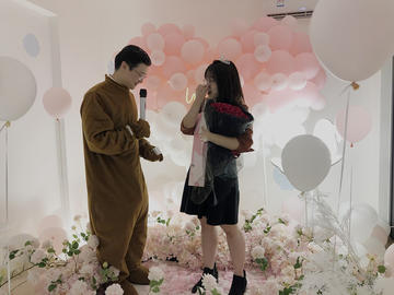 給女朋友布置生日房間的圖片