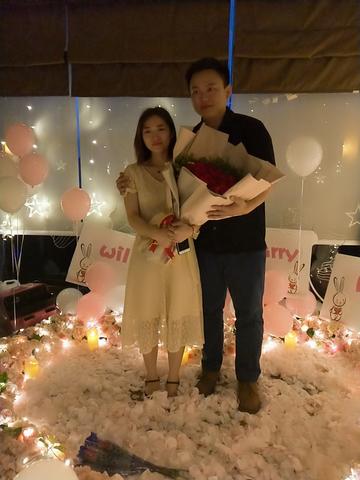 戶(hù)外生日派對鮮花布置圖片