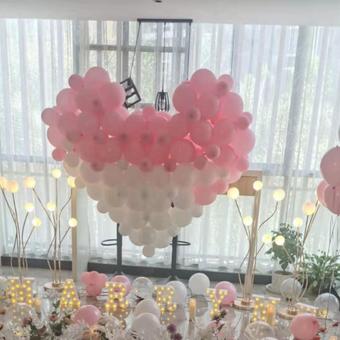 創(chuàng  )意生日布置花瓣圖片