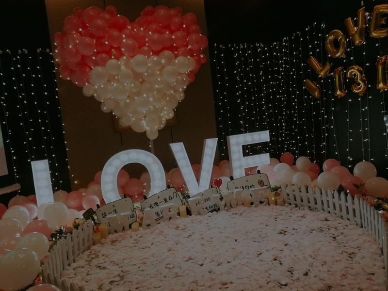 室內酒店生日求婚現場(chǎng)布置圖片
