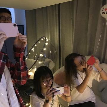 戶(hù)外生日場(chǎng)景布置圖片彩帶