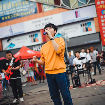草坪生日派對簡(jiǎn)單圖片