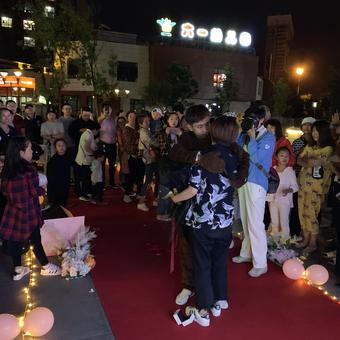 粉紫色生日現場(chǎng)布置圖片