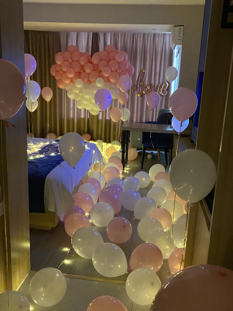 饭店包房气球生日布置图片