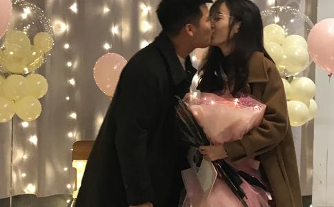 河北大学生返校求婚 创造该校最浪漫的求婚