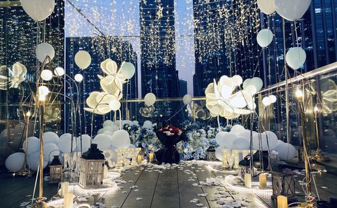 哈大女生哈尔滨求婚：师范大学大四女生穿婚纱向男友求婚成功(图)