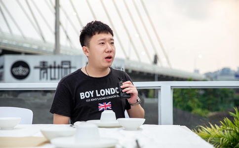 商洛小伙为求真爱 广场上演浪漫求婚