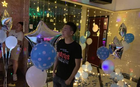 长沙男子地铁上向女友求婚 乘客围观祝福