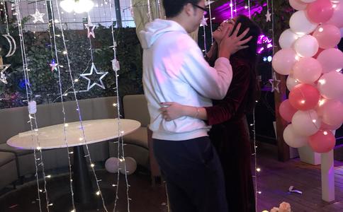 广州毕业男当众向女友创意求婚 见证7年恋情