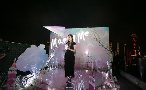 情人节石家庄求婚：小伙借万象天成LED巨屏幕求婚心爱女孩成功
