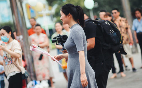 北京广场浪漫持续上演 帅小伙烟火求婚成功