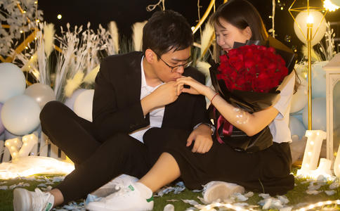 荆州电梯浪漫求婚 给你一份不一样的求婚策划