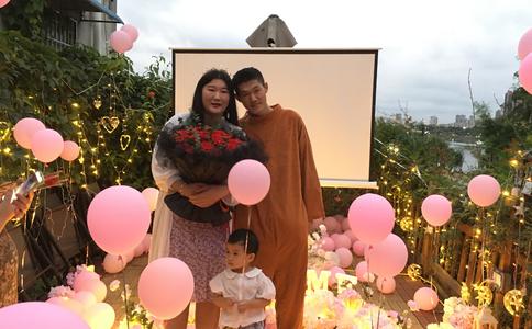 光棍节福州求婚：东街口天桥下广场浪漫求婚 小伙成功脱单