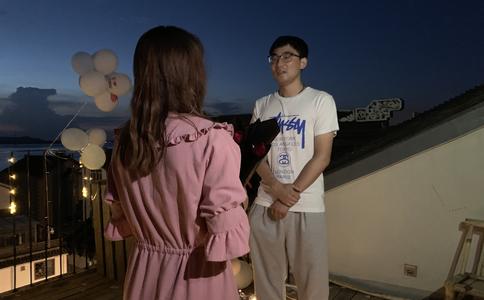 宜宾男子浪漫求婚 莱茵广场成功抱得美人归