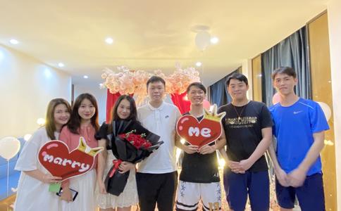婚礼上热闹的伴郎伴娘舞蹈_婚礼