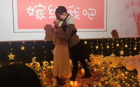 伴娘要比新娘小吗