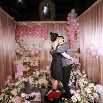 鲜花戒指求婚图片大全