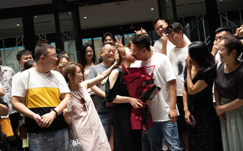如何购买到合适尺寸的订婚戒指_结婚