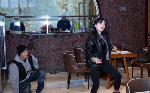 伴娘的礼服谁买_婚纱礼服