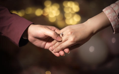 惠州求婚“抓捕罪犯”or求婚？