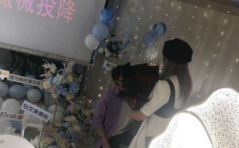 海口男子向心仪爱人浪漫求婚 最终得到了她的真爱