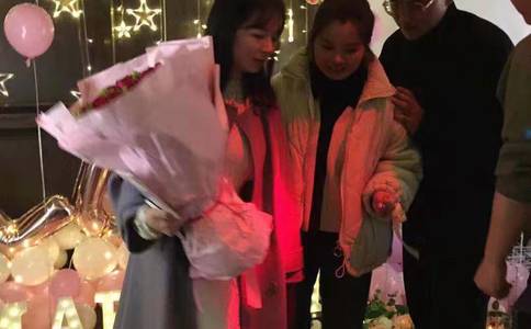 新娘宴会包选择什么颜色比较适合_新娘