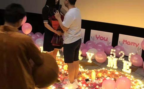 大白现身沈阳求婚：沈阳小伙扮BaiMax浪漫求婚 女友感動淚奔