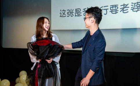 厦门求婚创意  相恋6年男友在拍毕业照时下跪求婚