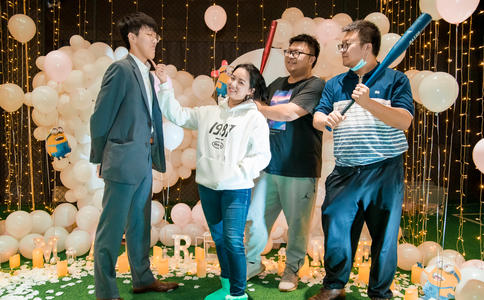 吉林男生带婚纱求婚 女孩欣然答应