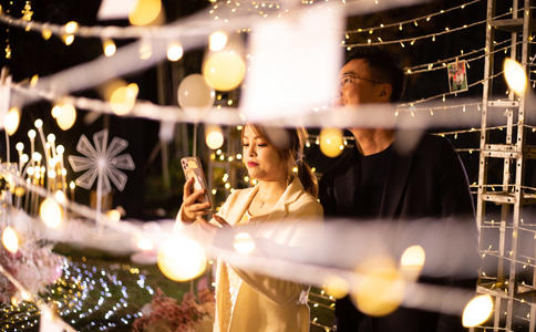 戒指戴无名指代表什么呢_结婚