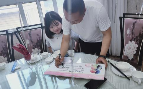 四叶草吊坠项链扮靓新娘_新娘
