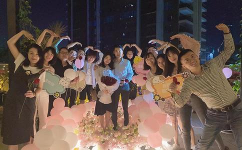泉州男子沙滩惊喜求婚：准备十足的浪漫 女友感动飙泪