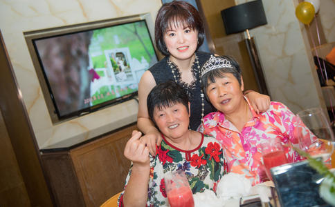 迷人黄金手镯让最美新娘暂放迷人光芒_新娘