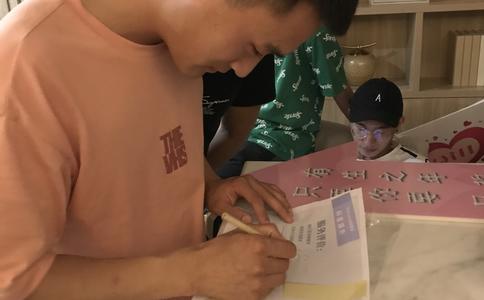 大连海洋表演馆浪漫求婚 男子上演白鲸表演水下求婚