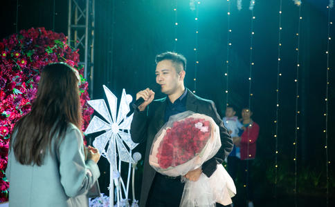 结婚戒指戴那个手_结婚