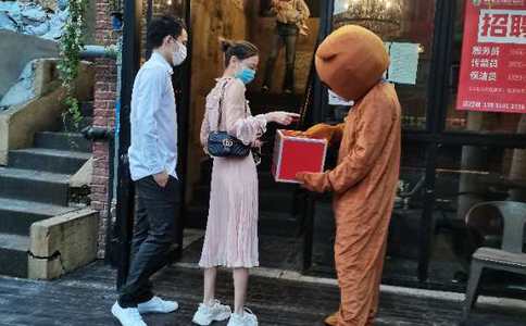 奇葩的求婚创意 快递求婚获祝福