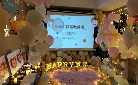 贵阳男子在爱情海酒吧浪漫求婚 最终女友激动答应