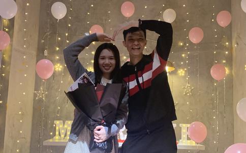 扬州大学求婚记：硕士毕业日借奔弛高调求婚 女友挥泪现场答应