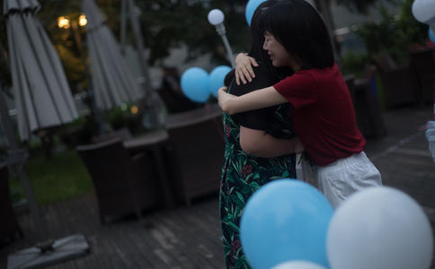 在校大学生小蒋高调求婚 校方不反对也不提倡