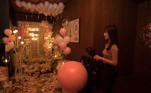丽江餐厅小清新求婚浪漫上演 游客大呼“美哭了”