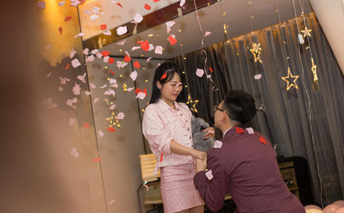 沈阳小伙扮超人“飞”进四楼求婚