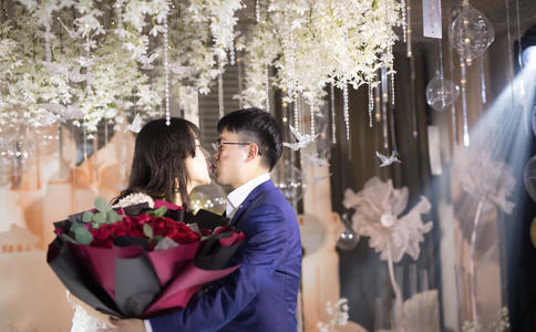 殉职辅警刚向女友浪漫求婚 年轻小伙背后的感人故事