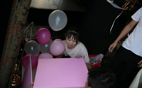 内江男子任性的浪漫求婚 700辆出租车上打广告求婚成功