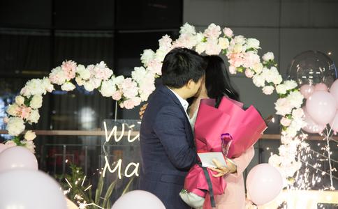 很多人要知道伴娘帮新娘做什么_新娘