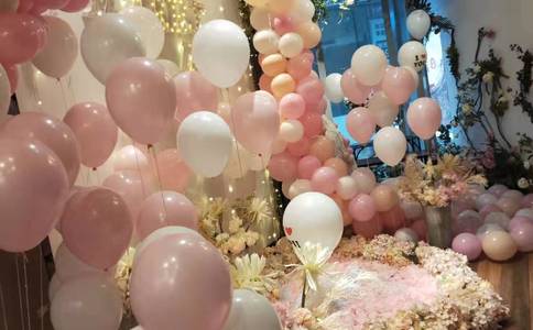 泉州高富帅七夕浪漫求婚 价值7000元999朵玫瑰送向女友