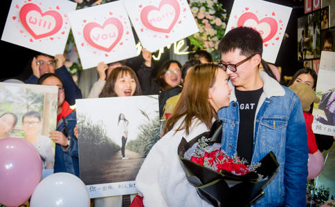 昆明激动人心的求婚方式 小小蜡烛也是满满的爱