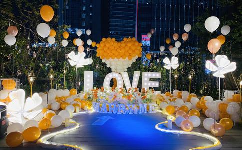 济南帅气军官惊喜求婚 粉紫餐厅给你梦幻般的浪漫