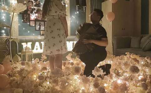 温州女子逆袭向男友浪漫求婚 双方父母幸福见证