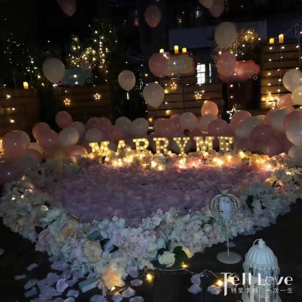 男子东莞校园广场浪漫求婚 摆心形蜡烛求婚成功